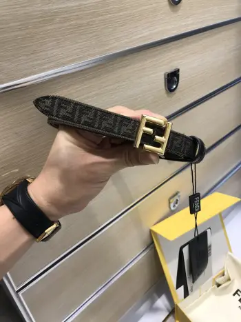 <p> FD女款 宽20MM 老花纹F标志造型皮带 支持NFC钉扣式带扣 进口黑色小牛皮制成 镀金表面金属制品 原版细节走线 品质保证 非市场通货 </p>