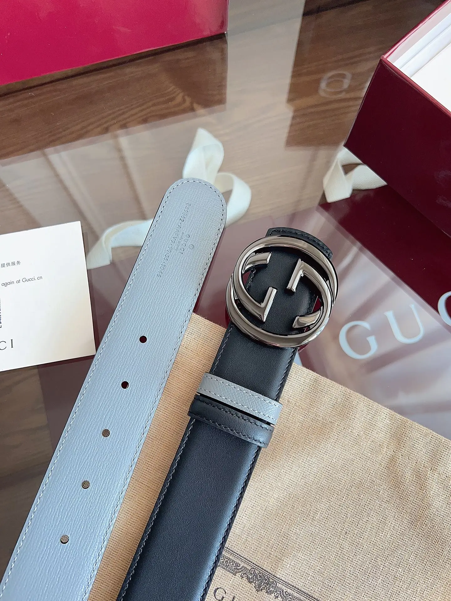 原单古奇皮带|高仿古奇皮带|精仿古奇皮带|一比一古奇皮带<p>   Gucci 这款男士腰带亮眼吸睛 是2026早春系列之一 腰带扣设有一个销钉 可轻松翻转互扣式双G造型配件 一面为黑色牛皮革 另一面为灰色牛皮革 宽度4cm 一带设计  双面使用 </p>
