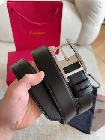 <p> Cartier 卡地亚  新款TANK DE CARTIER系列皮带  镀钯饰面皮带扣 饰有槽纹图案  CARTIER 标志 凭借匠心杰作展现与众不同的美感 融合精湛工艺与经典设计 演绎隽永风格 潇洒不羁 果敢独立 款式易搭配服饰 休闲正装两相宜 皮带宽度 35mm</p>