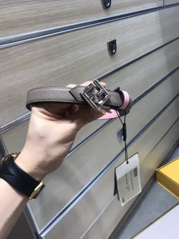 <p> FD女款 宽20 MM 原单进口双面头层牛皮 搭配原单钌钯电镀F扣 支持NFC 手感.油边近乎完美 原产皮料定制 质感无可挑剔 出众的细节 高清实拍 货真价实 品质保证  </p>