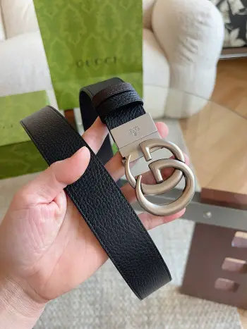 <p> GUCCI 这款双面皮革腰带采用荔枝纹皮革材质 饰以经典双G搭扣 该配件灵感源自品牌辉煌的70年代典藏设计 时尚流行素 适用低腰和高腰两种穿戴方式 建议您根据穿戴方式并参照尺码表选择合适的尺码 宽度 3.7cm</p>