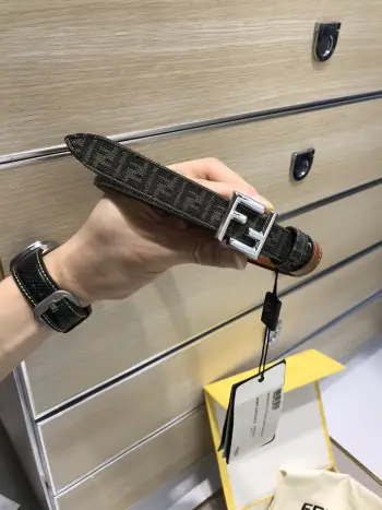 <p> FD女款 宽20MM 老花纹F标志造型皮带 支持NFC钉扣式带扣 进口焦糖色小牛皮制成 镀金表面金属制品 原版细节走线 品质保证 非市场通货 </p>