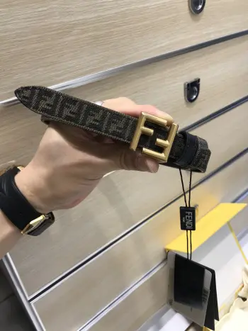 <p> FD女款 宽20MM 老花纹F标志造型皮带 支持NFC钉扣式带扣 进口黑色小牛皮制成 镀金表面金属制品 原版细节走线 品质保证 非市场通货 </p>