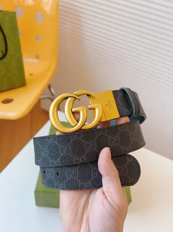 <p>  GUCCI 这款双面皮革腰带巧妙融合GG Supreme帆布与黑色皮革材质 演绎历久弥新的实用设计理念 富有辨识度的双G配件再现典藏搭配 诠释当代设计 皮带宽度 37mm</p>