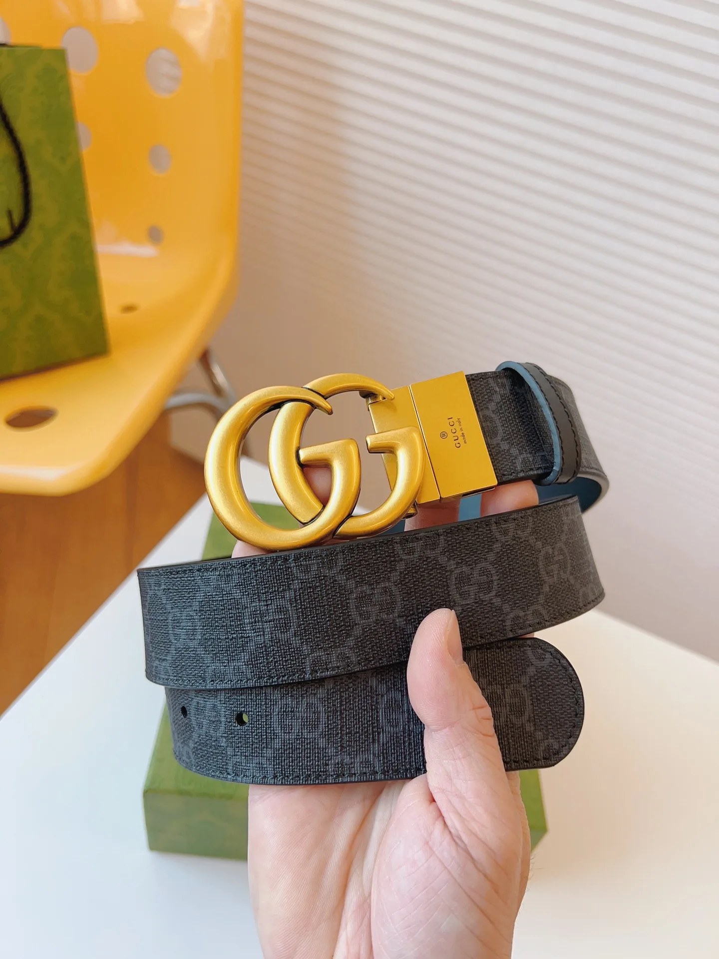 <p> GUCCI 这款双面皮革腰带巧妙融合GG Supreme帆布与黑色皮革材质 演绎历久弥新的实用设计理念 富有辨识度的双G配件再现典藏搭配 诠释当代设计 皮带宽度 37mm</p>