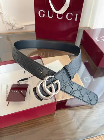 <p>   Gucci 这款男士腰带亮眼吸睛 是2026早春系列之一 腰带扣设有一个销钉 可轻松翻转互扣式双G造型配件 一面为黑色GG印花压纹牛皮 另一面为黑色皮 宽度4cm </p>