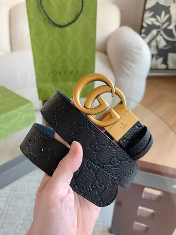 <p>   GUCCI 新款 荔枝纹经典压花腰带 配饰继续引领Gucci全新系列的潮流 以独具匠心的丰富细节和实用功能演绎出众品质 经典的双G搭扣素令整款腰带更添魅力 皮带宽度 3.7cm</p>
