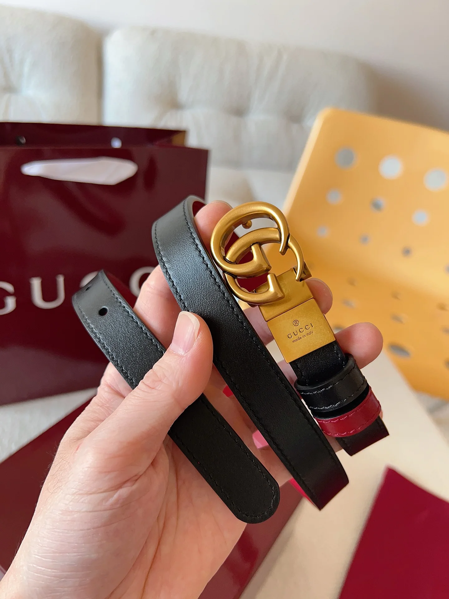 原单古奇皮带|高仿古奇皮带|精仿古奇皮带|一比一古奇皮带<p> Gucci 这款双面腰带采用双面色效果 配饰继续引领Gucci全新系列的潮流 以独具匠心的丰富细节和实用功能演绎出众品质 具有高辨识度的双G带扣素令整款腰带更添魅力 材质采用 双面小牛皮搭配旋转五金扣 双面可使用 皮带宽度 2.0cm</p>