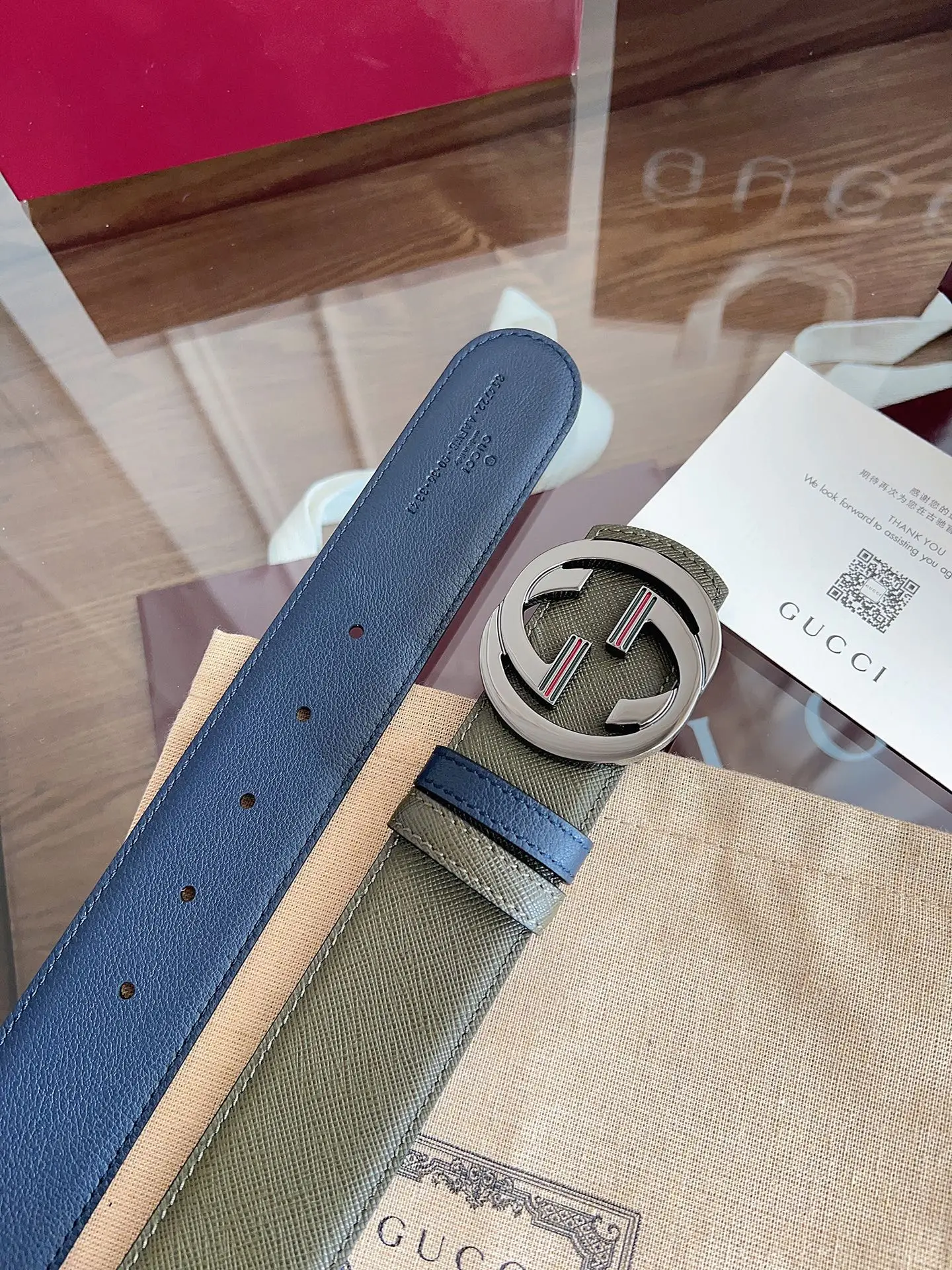 原单古奇皮带|高仿古奇皮带|精仿古奇皮带|一比一古奇皮带<p>   Gucci 这款男士腰带亮眼吸睛 是2026早春系列之一 腰带扣设有一个销钉 可轻松翻转互扣式双G造型配件 一面为深绿色粒面牛皮革 另一面为海军蓝牛皮革 宽度4cm 一带设计  双面使用 </p>