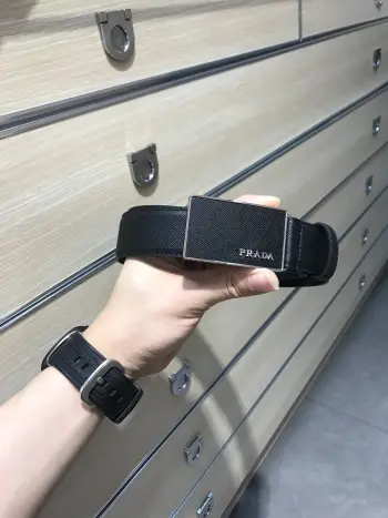 <p> 普拉达 宽35MM 原单双面进口头层牛皮带身 搭配原版经典三角标扣 手感.油边近乎完美 原产皮料牛皮定制 质感无可挑剔 出众的细节 高清实拍 货真价实 品质保证    </p>