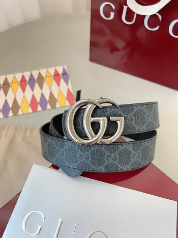 <p> Gucci</p><p>标志性GG图案继续为皮革配饰增色添彩 以现代风范演绎昔日经典 这款窄版腰带以GG皮革制作 巧妙点缀调双G搭扣 </p><p>双G造型腰带扣</p><p>宽度 3.5厘米</p><p>意大利创作</p><p>本款腰带适用低腰和高腰两种穿戴 </p>