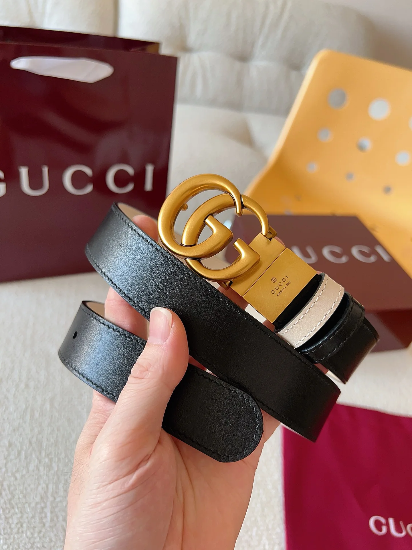 原单古奇皮带|高仿古奇皮带|精仿古奇皮带|一比一古奇皮带<p> Gucci 这款双面腰带采用双面色效果 配饰继续引领Gucci全新系列的潮流 以独具匠心的丰富细节和实用功能演绎出众品质 具有高辨识度的双G带扣素令整款腰带更添魅力 材质采用 双面小牛皮搭配旋转五金扣 双面可使用 皮带宽度 3.0cm</p>