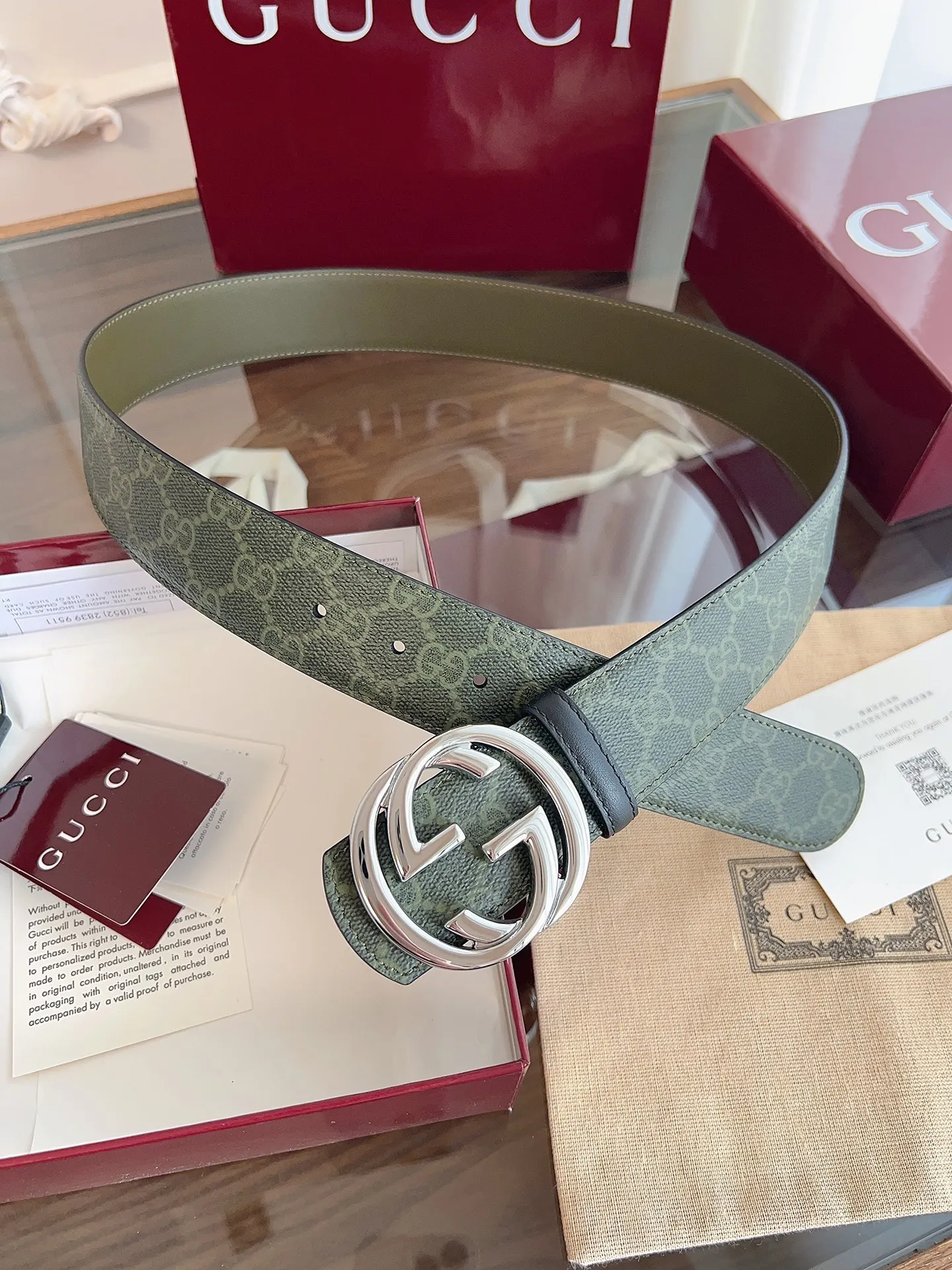 <p> Gucci 这款男士腰带亮眼吸睛 是2026早春系列之一 腰带扣设有一个销钉 可轻松翻转互扣式双G造型配件 一面为森林绿色GG字母图案涂层织物 另一面为森林绿色皮 宽度4cm </p>