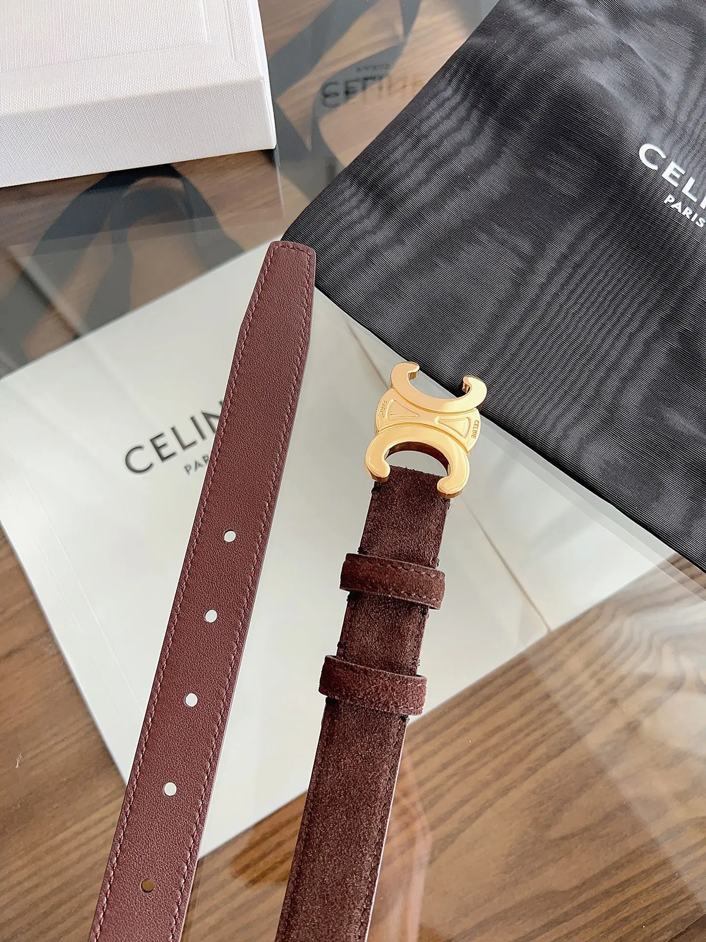 原单赛琳皮带|高仿赛琳皮带|精仿赛琳皮带|一比一赛琳皮带<p> Celine 专柜新款 女士腰带 头层绒面牛皮 冬天穿搭必入 宽度2.5cm 搭配独特凯旋门金属扣件 手工缝制 </p>