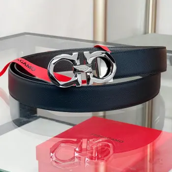 <p> 双面可调式Gancini皮带</p><p>这款皮带由柔软的牛皮制成 秉持了Ferragamo精致高雅的美学设计风格 Gancini扣饰呈现一丝现代气息 采用双面设计 长度可调节 彰显时尚格调 </p>