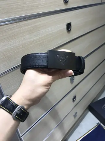 <p> 普拉达 宽35MM 原单双面进口头层牛皮带身 搭配原版经典复古板扣 手感.油边近乎完美 原产皮料牛皮定制 质感无可挑剔 出众的细节 高清实拍 货真价实 品质保证    </p>