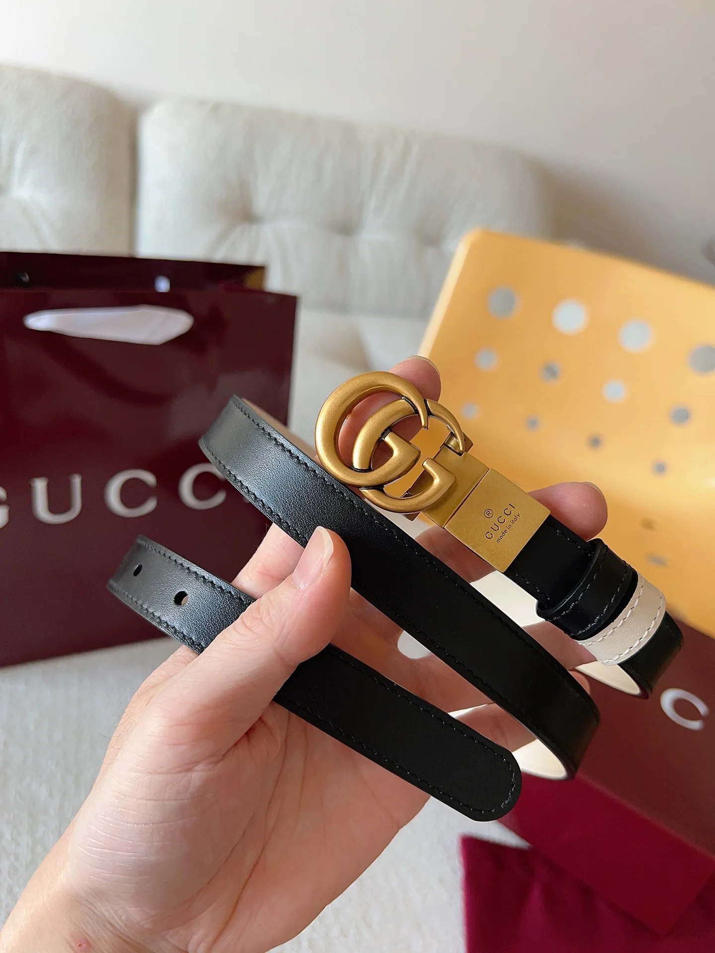 <p> Gucci 这款双面腰带采用双面色效果 配饰继续引领Gucci全新系列的潮流 以独具匠心的丰富细节和实用功能演绎出众品质 具有高辨识度的双G带扣素令整款腰带更添魅力 材质采用 双面小牛皮搭配旋转五金扣 双面可使用 皮带宽度 2.0cm</p>