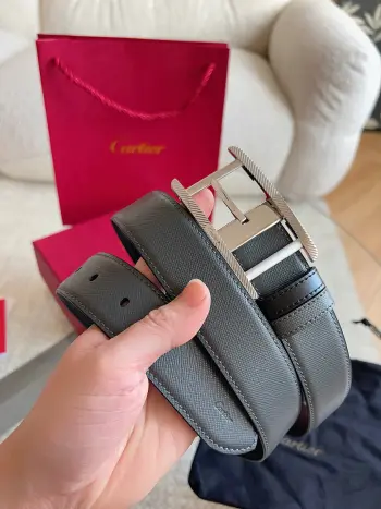 <p> Cartier 卡地亚  新款TANK DE CARTIER系列皮带  镀钯饰面皮带扣 饰有槽纹图案  CARTIER 标志 凭借匠心杰作展现与众不同的美感 融合精湛工艺与经典设计 演绎隽永风格 潇洒不羁 果敢独立 款式易搭配服饰 休闲正装两相宜 皮带宽度 35mm</p>