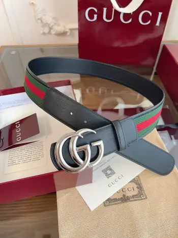 <p>   Gucci 这款男士腰带亮眼吸睛 是2026早春系列之一 腰带扣设有一个销钉 可轻松翻转互扣式双G造型配件 一面为红绿织带帆布 另一面为黑色皮 宽度4cm </p>