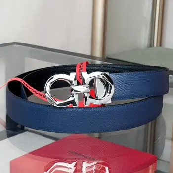 <p> 双面可调式Gancini皮带</p><p>这款皮带由柔软的牛皮制成 秉持了Ferragamo精致高雅的美学设计风格 Gancini扣饰呈现一丝现代气息 采用双面设计 长度可调节 彰显时尚格调 </p>