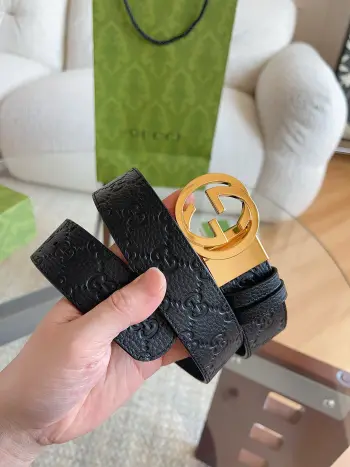 <p>   GUCCI 新款 荔枝纹经典压花腰带 配饰继续引领Gucci全新系列的潮流 以独具匠心的丰富细节和实用功能演绎出众品质 经典的双G搭扣素令整款腰带更添魅力 皮带宽度 3.7cm</p>