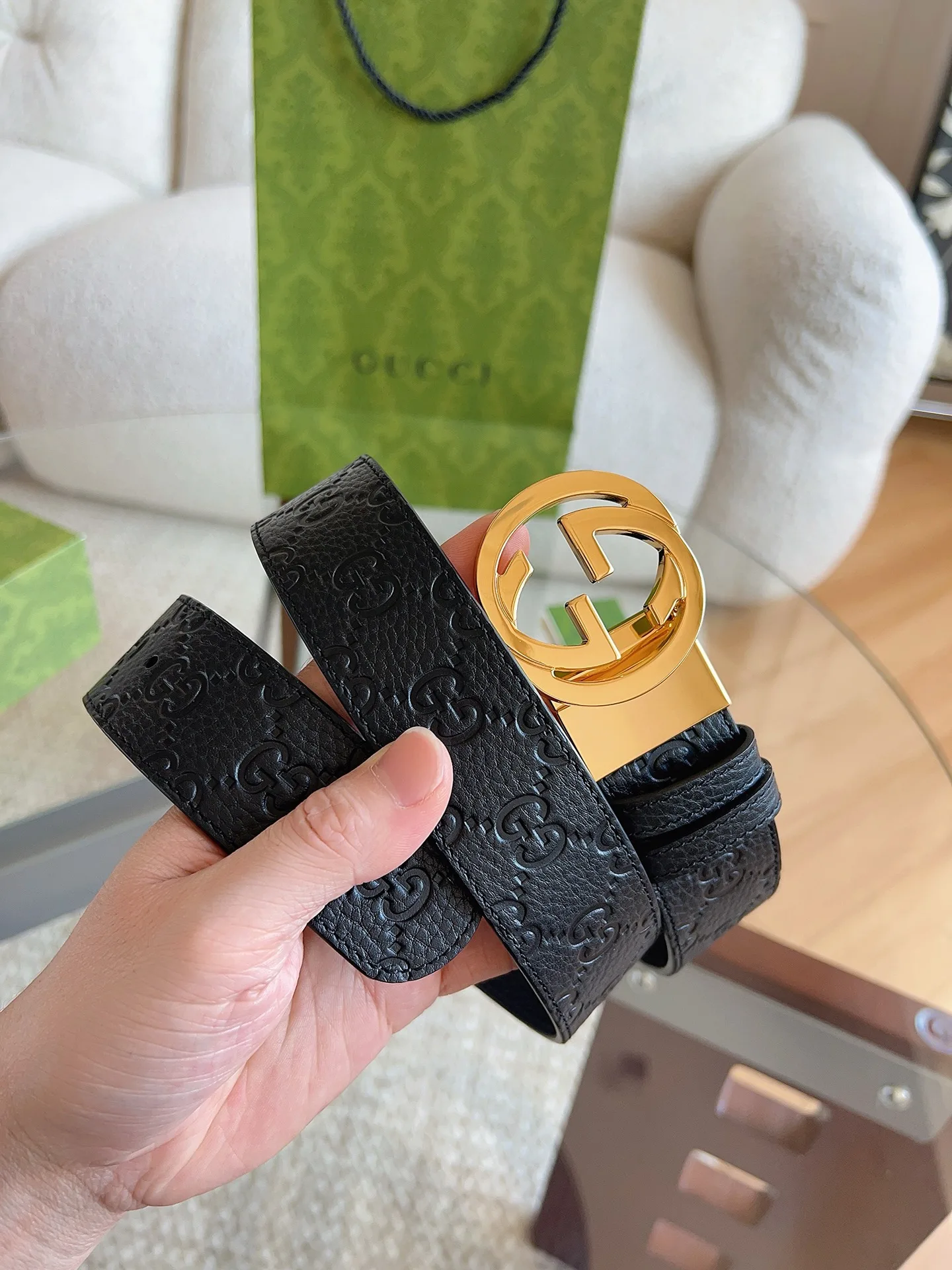 <p> GUCCI 新款 荔枝纹经典压花腰带 配饰继续引领Gucci全新系列的潮流 以独具匠心的丰富细节和实用功能演绎出众品质 经典的双G搭扣素令整款腰带更添魅力 皮带宽度 3.7cm</p>
