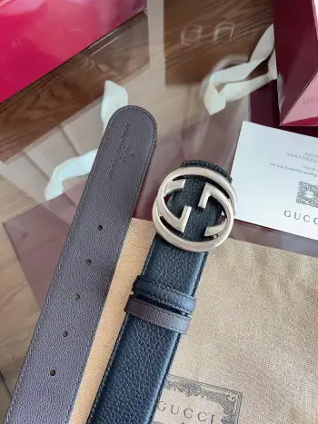 <p>   Gucci 这款男士腰带亮眼吸睛 是2026早春系列之一 腰带扣设有一个销钉 可轻松翻转互扣式双G造型配件 一面为黑色牛皮革 另一面为深棕牛皮革 宽度4cm 一带设计  双面使用 </p>