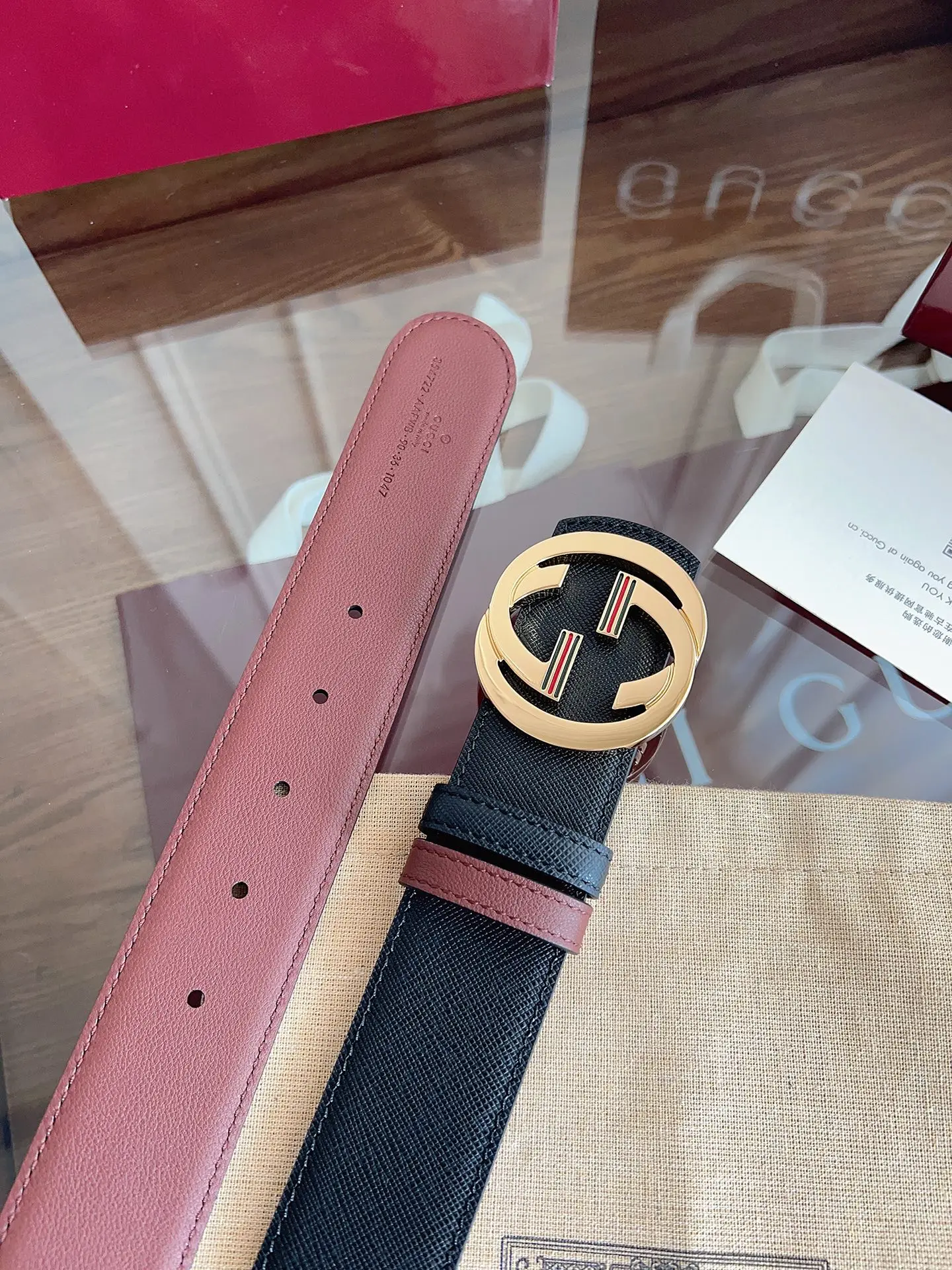 <p> Gucci 这款男士腰带亮眼吸睛 是2026早春系列之一 腰带扣设有一个销钉 可轻松翻转互扣式双G造型配件 一面为黑色粒面牛皮革 另一面为枣红色牛皮革 宽度4cm 一带设计 双面使用 </p>