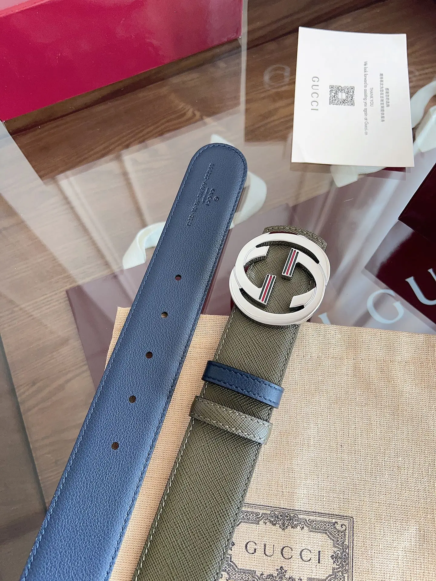 <p> Gucci 这款男士腰带亮眼吸睛 是2026早春系列之一 腰带扣设有一个销钉 可轻松翻转互扣式双G造型配件 一面为深绿色粒面牛皮革 另一面为海军蓝牛皮革 宽度4cm 一带设计 双面使用 </p>