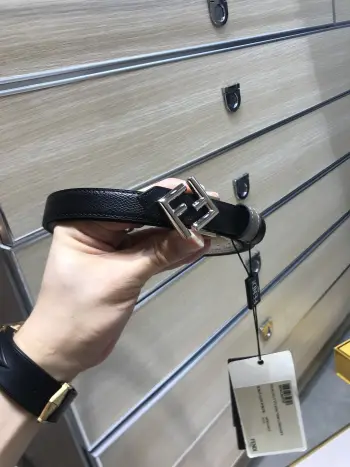 <p> FD女款 宽20 MM 原单进口双面头层牛皮 搭配原单钌钯电镀F扣 支持NFC 手感.油边近乎完美 原产皮料定制 质感无可挑剔 出众的细节 高清实拍 货真价实 品质保证  </p>