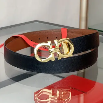 <p> 双面可调式Gancini皮带</p><p>这款皮带由柔软的牛皮制成 秉持了Ferragamo精致高雅的美学设计风格 炮铜色Gancini扣饰呈现一丝现代气息 采用双面设计 长度可调节 彰显时尚格调 </p>