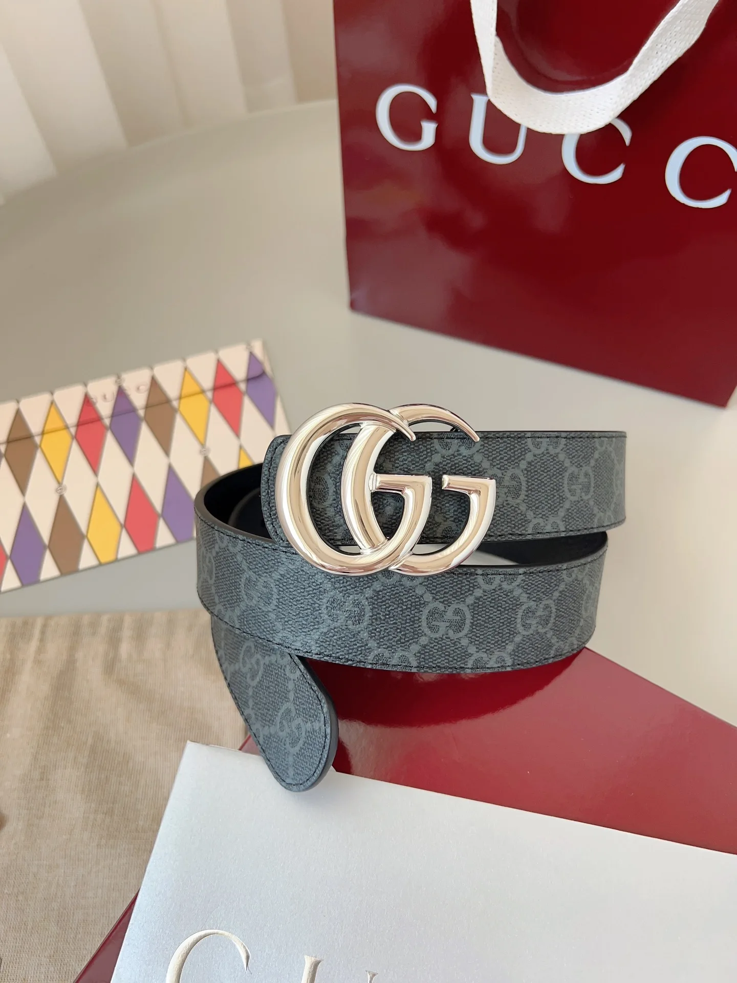 <p> Gucci</p><p>标志性GG图案继续为皮革配饰增色添彩 以现代风范演绎昔日经典 这款窄版腰带以GG皮革制作 巧妙点缀调双G搭扣 </p><p>双G造型腰带扣</p><p>宽度 3.5厘米</p><p>意大利创作</p><p>本款腰带适用低腰和高腰两种穿戴 </p>