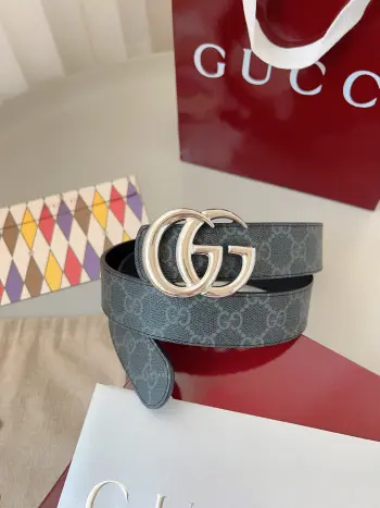 <p> Gucci</p><p>标志性GG图案继续为皮革配饰增色添彩 以现代风范演绎昔日经典 这款窄版腰带以GG皮革制作 巧妙点缀调双G搭扣 </p><p>双G造型腰带扣</p><p>宽度 3.5厘米</p><p>意大利创作</p><p>本款腰带适用低腰和高腰两种穿戴 </p>