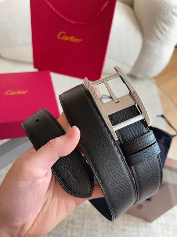 <p> Cartier 卡地亚  新款TANK DE CARTIER系列皮带  镀钯饰面皮带扣 饰有槽纹图案  CARTIER 标志 凭借匠心杰作展现与众不同的美感 融合精湛工艺与经典设计 演绎隽永风格 潇洒不羁 果敢独立 款式易搭配服饰 休闲正装两相宜 皮带宽度 35mm</p>
