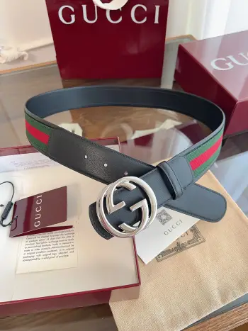 <p>   Gucci 这款男士腰带亮眼吸睛 是2026早春系列之一 腰带扣设有一个销钉 可轻松翻转互扣式双G造型配件 一面为红绿织带帆布 另一面为黑色皮 宽度4cm </p>