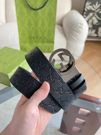 <p>   GUCCI 新款 荔枝纹经典压花腰带 配饰继续引领Gucci全新系列的潮流 以独具匠心的丰富细节和实用功能演绎出众品质 经典的双G搭扣素令整款腰带更添魅力 皮带宽度 3.7cm</p>