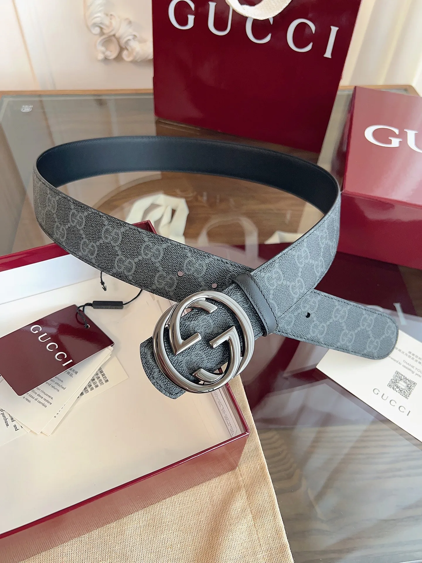 原单古奇皮带|高仿古奇皮带|精仿古奇皮带|一比一古奇皮带<p>   Gucci 这款男士腰带亮眼吸睛 是2026早春系列之一 腰带扣设有一个销钉 可轻松翻转互扣式双G造型配件 一面为柔软GG supreme帆布 另一面为黑色皮革 宽度4cm </p>