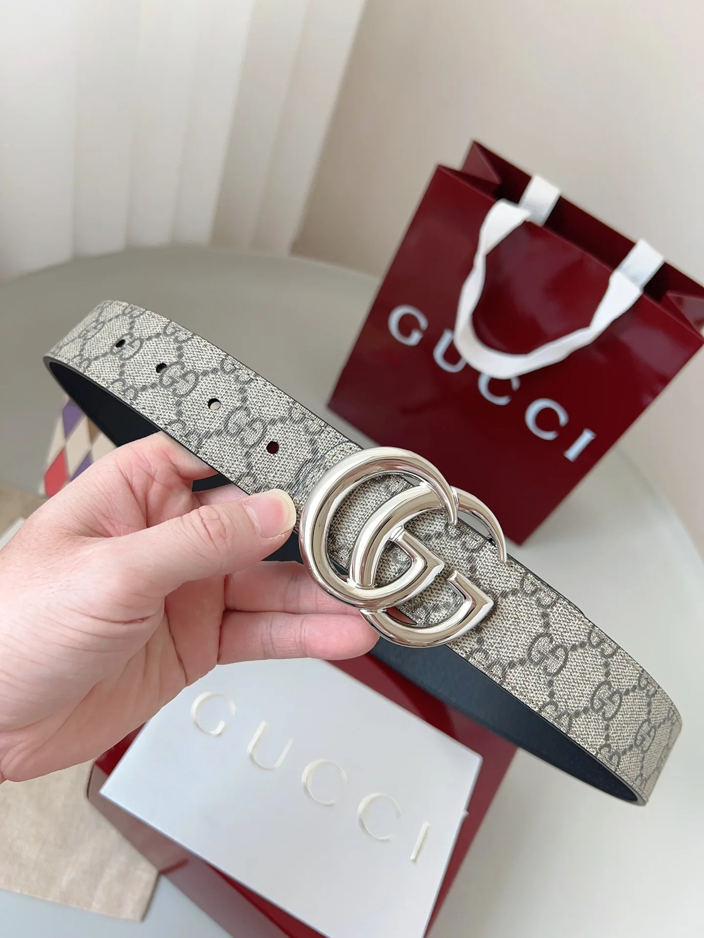原单古奇皮带|高仿古奇皮带|精仿古奇皮带|一比一古奇皮带<p> Gucci</p><p>标志性GG图案继续为皮革配饰增色添彩 以现代风范演绎昔日经典 这款窄版腰带以GG皮革制作 巧妙点缀调双G搭扣 </p><p>双G造型腰带扣</p><p>宽度 3.5厘米</p><p>意大利创作</p><p>本款腰带适用低腰和高腰两种穿戴 </p>