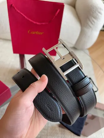 <p> Cartier 卡地亚  新款TANK DE CARTIER系列皮带  镀钯饰面皮带扣 饰有槽纹图案  CARTIER 标志 凭借匠心杰作展现与众不同的美感 融合精湛工艺与经典设计 演绎隽永风格 潇洒不羁 果敢独立 款式易搭配服饰 休闲正装两相宜 皮带宽度 35mm</p>