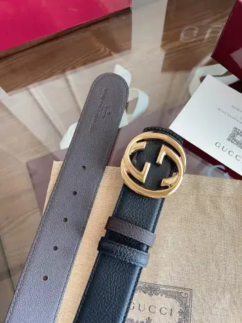 <p>   Gucci 这款男士腰带亮眼吸睛 是2026早春系列之一 腰带扣设有一个销钉 可轻松翻转互扣式双G造型配件 一面为黑色牛皮革 另一面为深棕牛皮革 宽度4cm 一带设计  双面使用 </p>