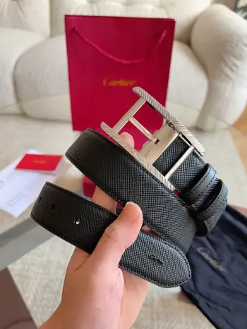 <p> Cartier 卡地亚  新款TANK DE CARTIER系列皮带  镀钯饰面皮带扣 饰有槽纹图案  CARTIER 标志 凭借匠心杰作展现与众不同的美感 融合精湛工艺与经典设计 演绎隽永风格 潇洒不羁 果敢独立 款式易搭配服饰 休闲正装两相宜 皮带宽度 35mm</p>