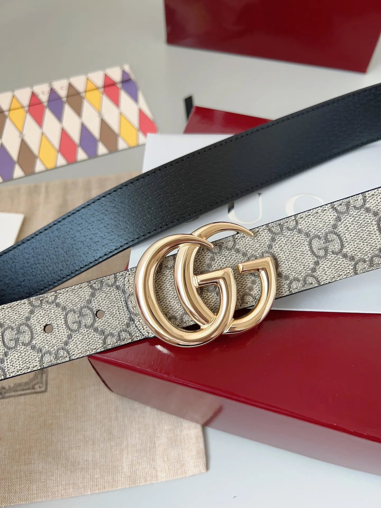 原单古奇皮带|高仿古奇皮带|精仿古奇皮带|一比一古奇皮带<p> Gucci</p><p>标志性GG图案继续为皮革配饰增色添彩 以现代风范演绎昔日经典 这款窄版腰带以GG皮革制作 巧妙点缀调双G搭扣 </p><p>双G造型腰带扣</p><p>宽度 3.5厘米</p><p>意大利创作</p><p>本款腰带适用低腰和高腰两种穿戴 </p>