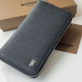 <p> 粒面皮革拉链包 B 家 原单出品    大面采用进口手掌纹皮搭配黑色小牛皮 银色金属五金配件 专柜品质 做工精细实物拍摄   80626961黑色 尺寸19cm*10cm*2cm</p>