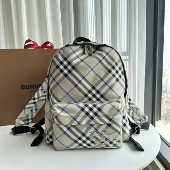 <p>原厂 小号最新款双肩包 装饰B家专属格纹防水面料 内讨为同种面料 点缀马术骑士徽标 (EKD 贴花 搭配 B 字型拉链头和侧边口袋 可轻松装纳水瓶 来自 Burberry 经典之作系列 以鲜明品牌风格诠释衣橱必备款式 尺寸29 × 11 × 34cm型号3541</p>