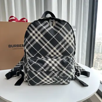 <p>原厂 小号最新款双肩包 装饰B家专属格纹防水面料 内讨为同种面料 点缀马术骑士徽标 (EKD 贴花 搭配 B 字型拉链头和侧边口袋 可轻松装纳水瓶 来自 Burberry 经典之作系列 以鲜明品牌风格诠释衣橱必备款式 尺寸29 × 11 × 34cm型号3541</p>