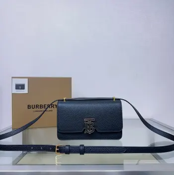 <p>原厂 B家最新专属标识锁扣包 选用意大利鞣制粒纹皮革材质打造 搭配丁B 专属标识锁扣 非常独特 小巧实背的包型 容量也不小</p><p>尺寸20 x 5.5 x 12.5cm型号9141</p>