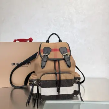 <p>特级 B家 The Rucksack 军旅背包 最新Canvas格纹 款式轻便 肩背带采用舒适的加垫设计 并缀有精美的金属链装饰 其柔软休闲的包型可追溯至 20 世纪初期历史档案中的军旅风格 尺寸22*32 型号2011</p>