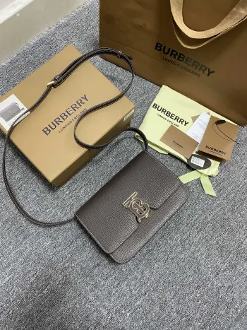 <p>原厂 B家最新版型立挺的 TB 专属标识锁扣包  选用意大利鞣制粒纹皮革打造 搭配缉明线设计 锁扣装饰 Thomas Burberry 灵感专属标识 可肩背 斜背或打造手拿包造型 </p><p>21 x 6 x 16cm 3311</p>