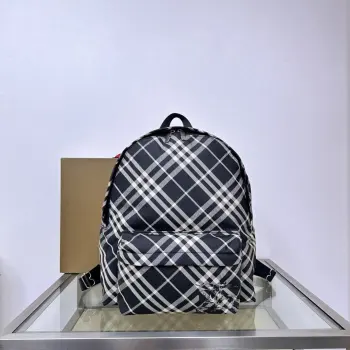 <p>原厂 大号B家最新双肩包装饰精纺 Burberry 格纹 内衬为同种面料 点缀马术骑士徽标 (EKD 贴花 搭配 B 字型</p><p>拉链头 设有1个外口袋 可容纳文件或笔记本电脑 来自Burberry 经典之作系列 以鲜明品牌风格诠释衣橱必备款式 网纹顶部提柄 可式肩背带拉链开合2个拉链外袋 2个外插袋</p><p>正面口袋饰有马术骑士徽标 (EKD 贴花</p><p>尺寸35 ×14×41cm型号3121</p>