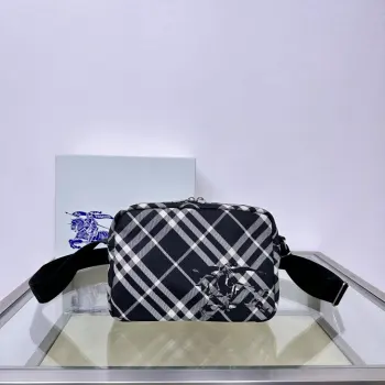 <p>原厂 B家最新斜背包 装饰精纺 Bur格纹 点缀马术骑士徽标(EKD 贴花 采用纯色内衬设计 搭配 B 字型拉链头 设有1个外口袋 可容纳各种小物件 来自 Bur经典之作系列 以鲜明品牌风格诠释衣橱必备款式 尺寸25 x 12× 18cm.</p><p>型号3201</p>